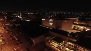 Bat-sinal anuncia começo de exposição sobre Batman em Campinas
