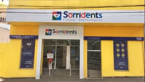 Você sabia que pode ter uma prótese fixa mesmo se perdeu todos os dentes?