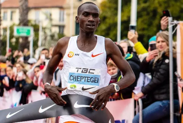 Mokoka quebra recorde mundial de 50km com 2h40min13s em Gqeberha
