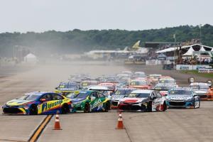 Primeira prova da Stock Car num aeroporto foi disputadíssima