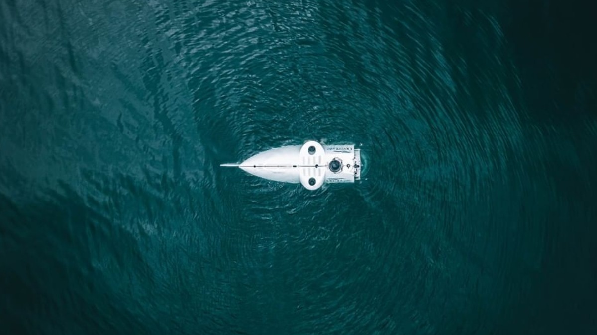 Um submarino no fundo do oceano com uma escotilha onde seja