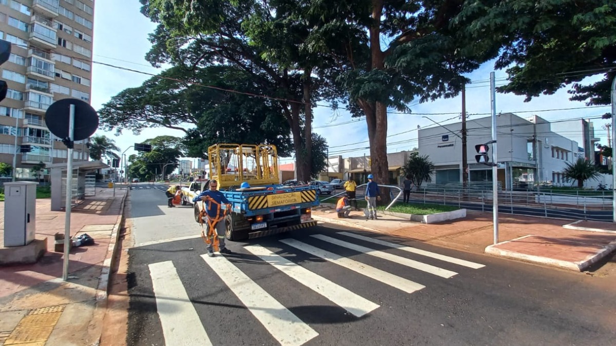 Avenida Nove de Julho tem trecho interditado para substituição de semáforo derrubado em acidente