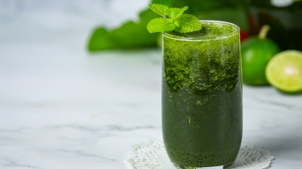 Sucos detox realmente funcionam para desinchar e emagrecer?