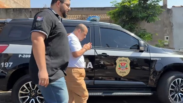 Polícia faz reconstituição do assassinato de Karina Cristina Queiroz com a presença do suspeito - Foto: Fabio Marchiselli/CBN Ribeirão
