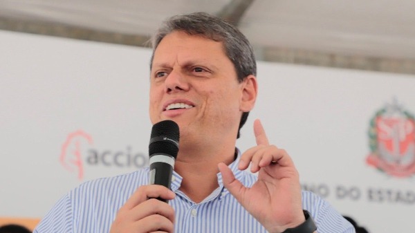 Governador de São Paulo anuncia uso de Inteligência Artificial para preparar aulas no estado