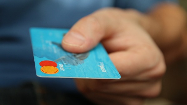 Juros do cartão de crédito passam de 450% saiba como se proteger