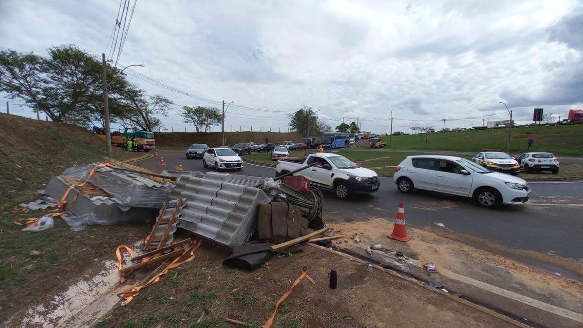 Caminhão carregado com telhas tomba na marginal da rodovia Anhanguera e causa congestionamento