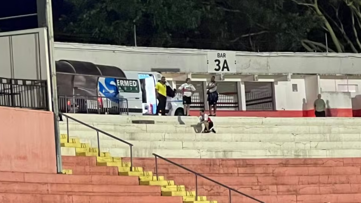 Torcedor do Botafogo-SP de 67 anos sofre mal súbito e morre na arquibancada do Santa Cruz Torcedor do Botafogo-SP de 67 anos sofre mal súbito e morre na arquibancada do Santa Cruz