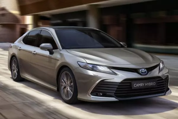 Toyota volta importar o sedã Camry agora com motor híbrido
