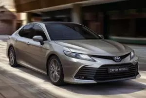Toyota volta importar o sedã Camry agora com motor híbrido