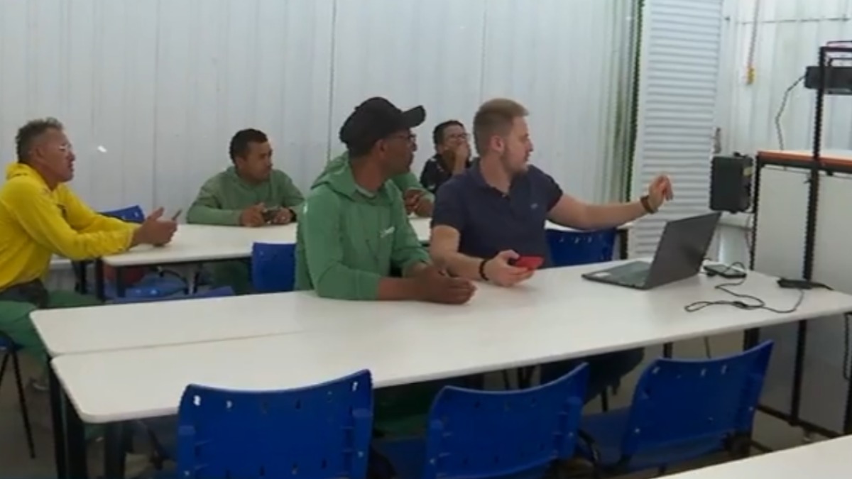 Construtora leva a sala de aula para o canteiro de obras e alfabetiza funcionários