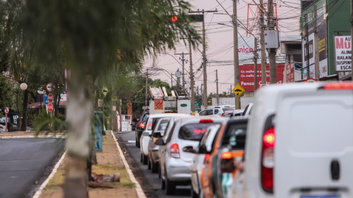 Prefeitura estuda proibir estacionamento na Avenida Vaz Filho