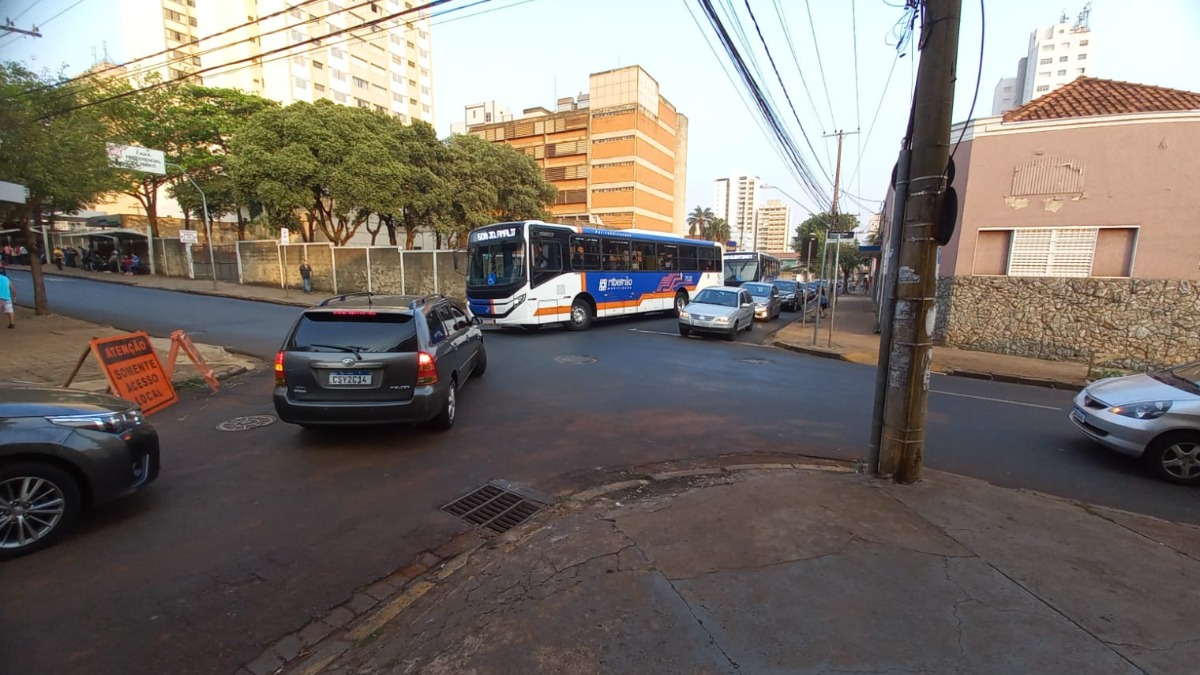 Interdição em cruzamento na rua Mariana Junqueira causa transtornos no trânsito