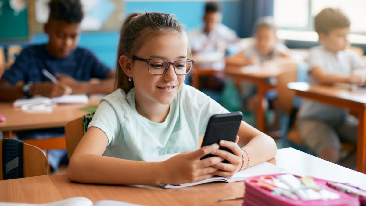 Secretaria da Educação de Ribeirão Preto estuda como aplicar lei que proíbe celulares nas escolas