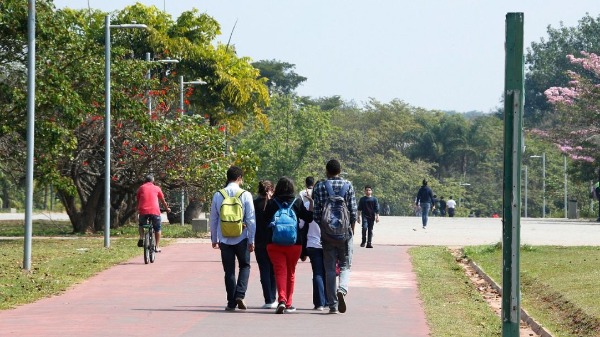 Estudantes circulam pelo campus Butantã (Foto: Marcos Santos / USP Imagens) - Foto: USP Imagens Estudantes circulam pelo campus Butantã (Foto: Marcos Santos / USP Imagens) - Foto: USP Imagens