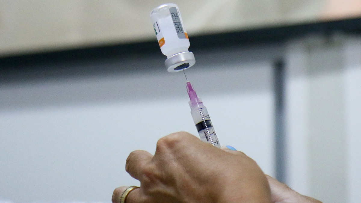 Pessoas em situação de rua recebem vacina contra gripe