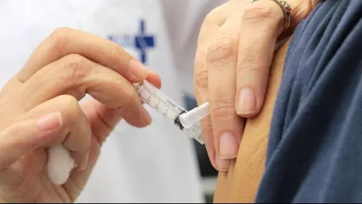 Vacinação contra gripe a pessoas com 60 anos ou mais começa nesta segunda