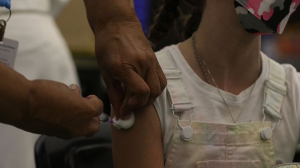 "É uma decisão científica", afirma pesquisador sobre a vacinação de crianças contra a Covid-19