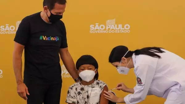 Criança indígena é a 1ª do País a receber a imunização contra covid