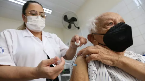Vacinação: Campinas aplica 4,9 mil doses de covid-19 e 1,5 mil de gripe