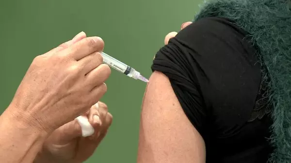 São Carlos tem plantão de vacinação contra gripe e Covid; veja locais