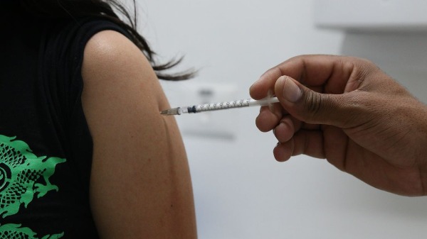 Baixa cobertura vacinal contra a HPV entre os jovens preocupa especialistas