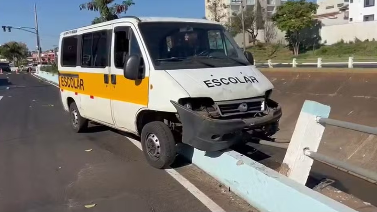 Van escolar perde o controle da direção e bate contra grade de proteção em Franca