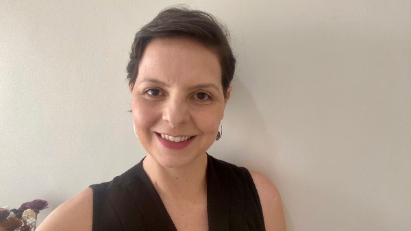 Mãe descobre câncer de mama antes do parto e inspira com história de superação