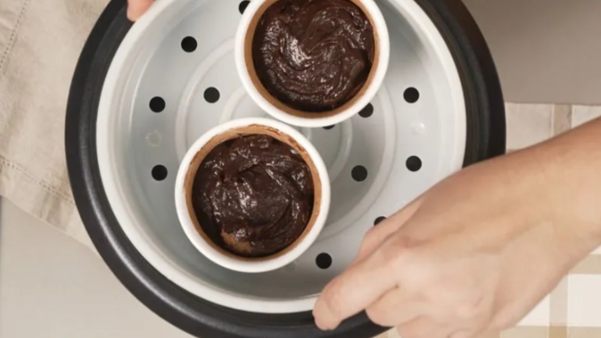 Aprenda a fazer um bolo de chocolate cremoso muito simples!