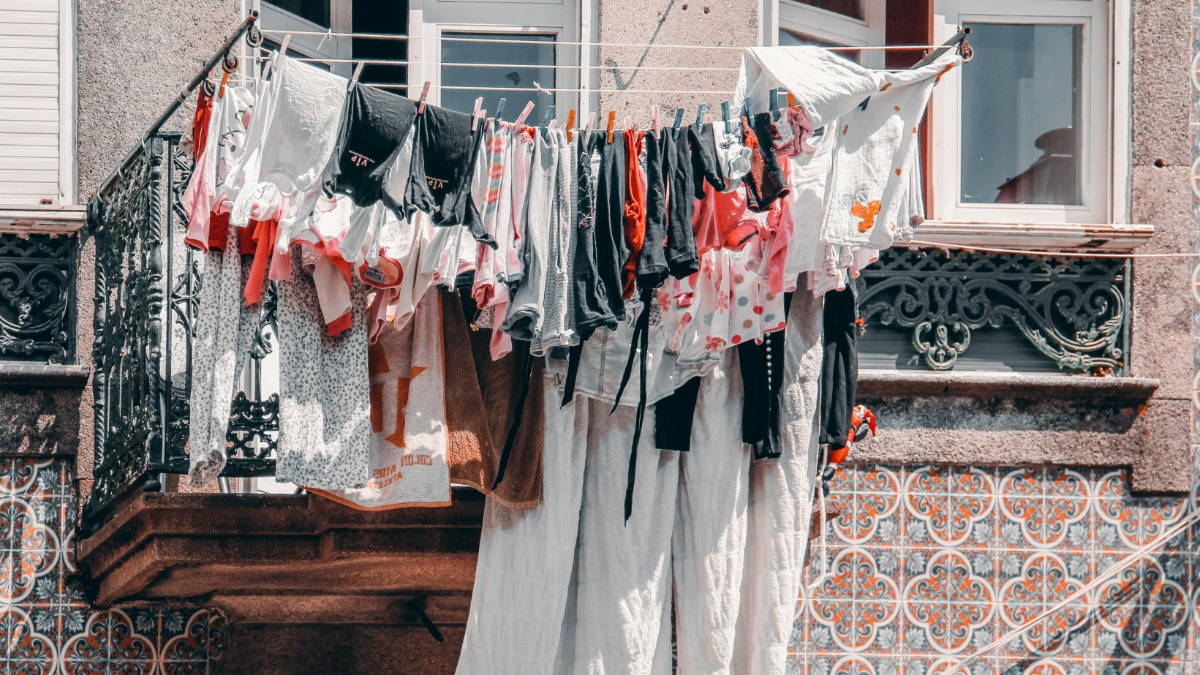 Pode pendurar roupas para secar nas sacadas dos condomínios?