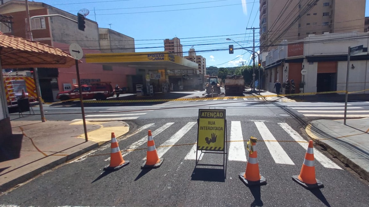 Maquinário da Prefeitura rompe adutora de gás no Centro de Ribeirão