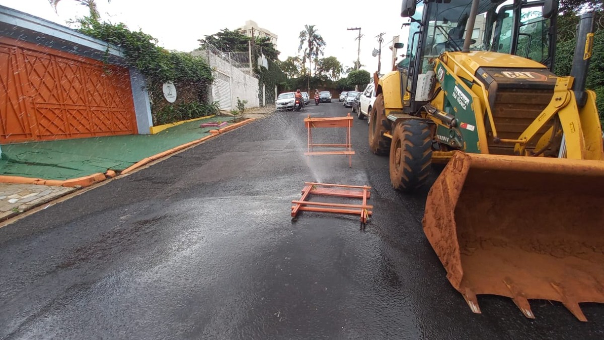 Vazamento de água cria "chafariz" na rua Conde Afonso Celso na manhã desta quinta-feira (20)