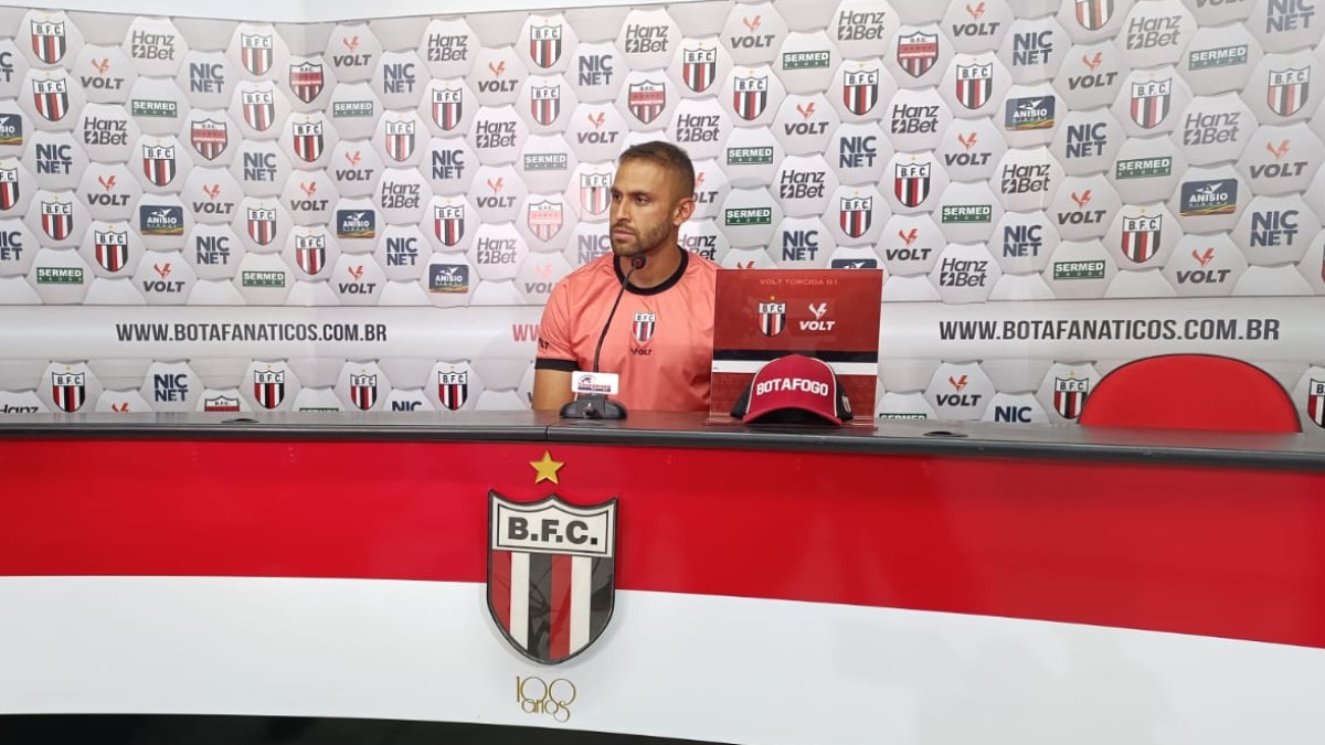 "Quem sabe a gente conseguir alguma coisa a mais", diz Victor Souza sobre o Botafogo-SP na Série B