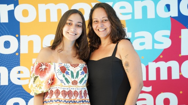 Foto: Rafaela Buainain Luiz, aluna do Poliedro aprovada no ITA, e sua mãe, durante o Café do Aprovados ITA. Crédito: Divulgação.