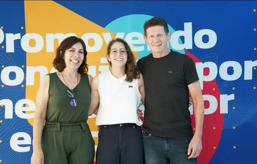 Foto: Ana Julia Galindos Klein, aluna do Poliedro aprovada no ITA, no IME e na AFA, acompanhada da família durante o Café dos Aprovados ITA.