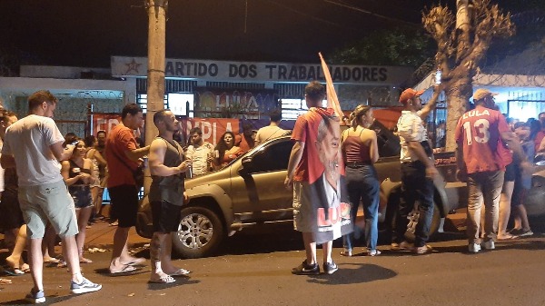 Apoiadores do PT comemoram vitória de Lula na sede do partido, em Ribeirão Preto