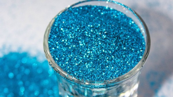Você acha bonito ou até já comeu bolos super coloridos e brilhantes? - Foto: Glitter