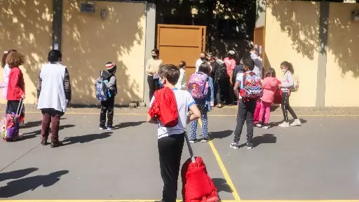 Metade das crianças volta às aulas sem nenhuma dose de vacina