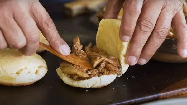 Combinação perfeita entre pão de queijo e um toque de churrasco