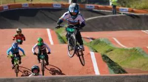 Criança de São Carlos é vice-campeã brasileira de BMX Racing